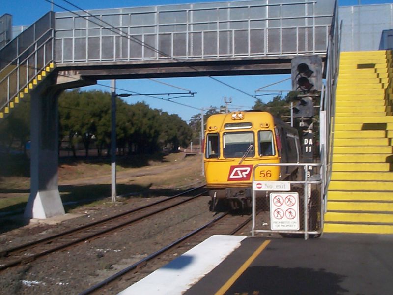EMU 56 at Darra 2008
EMU 56 arriving at Darra.  Down service.
