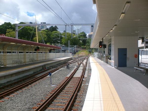 Roma St - platform 2 gauntlet track (std gauge and 3'6") platform 3 three rail dual gauge.
